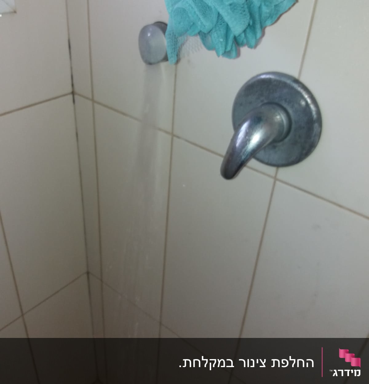 ברז מים זורם במקלחת עם ספוג תלוי
